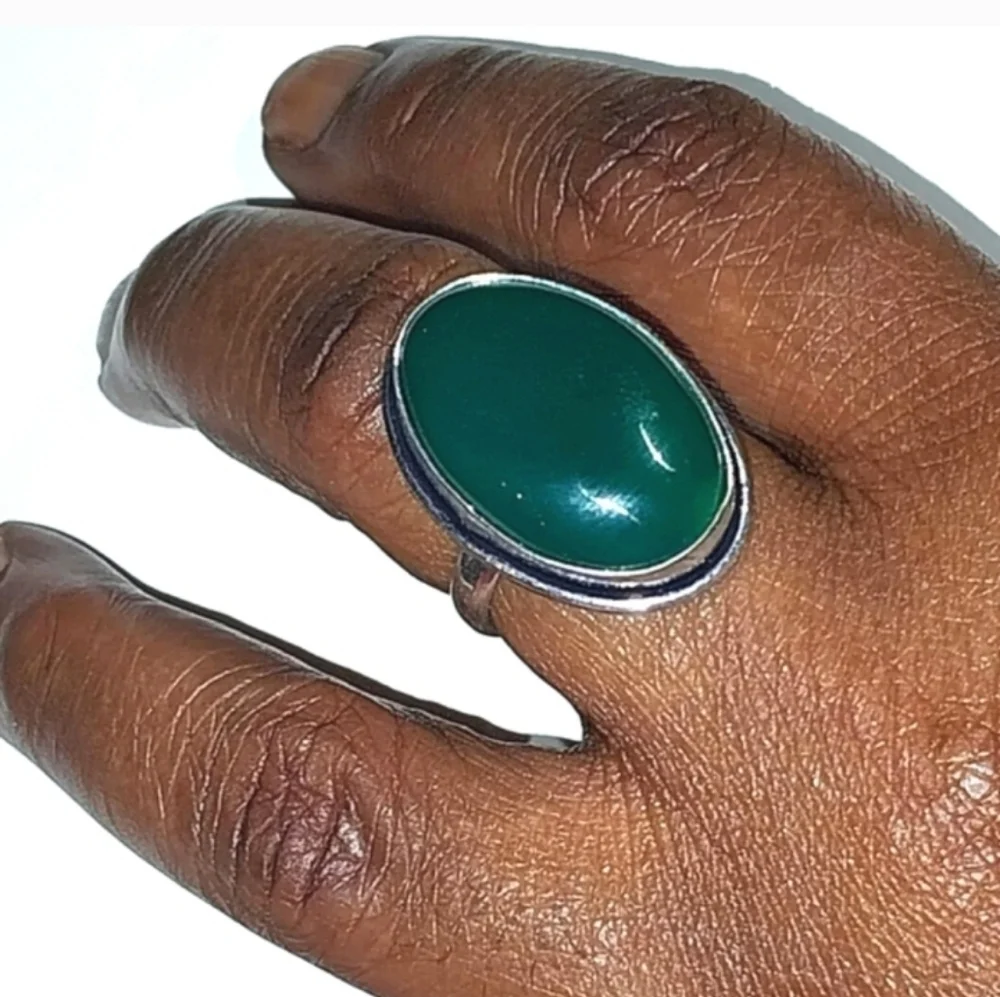 Elegant Unisex Silver and Green Gemstone Ring Sz 9